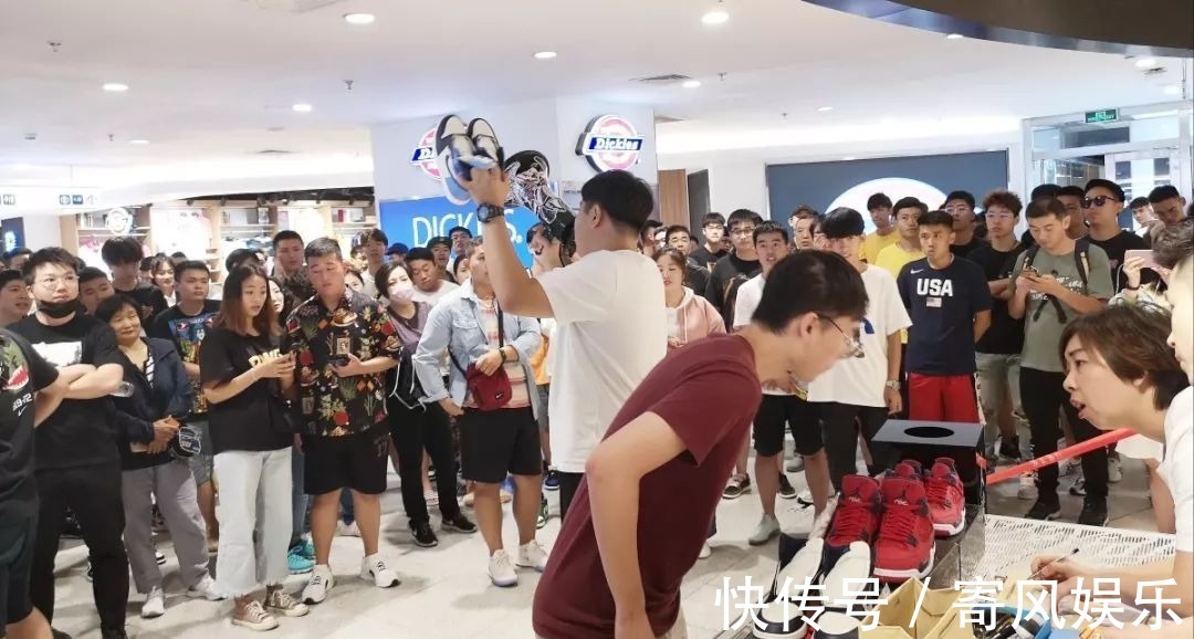 大神们 69999的一双球鞋,为你揭示炒鞋圈的疯狂,千万不要做了韭菜还偷着乐