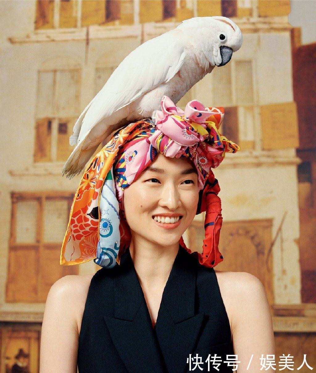 丝巾怎么戴才时髦?绑在手腕上当手链很潮,变成发带也很酷