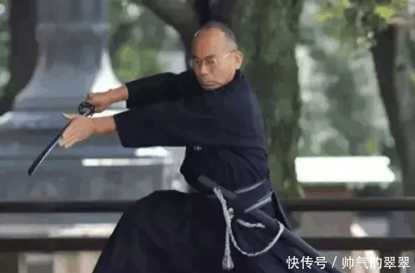 拔剑|对于霸气修长的汉代长剑, 古人都是怎么佩戴才能让自己更迅速拔出剑?