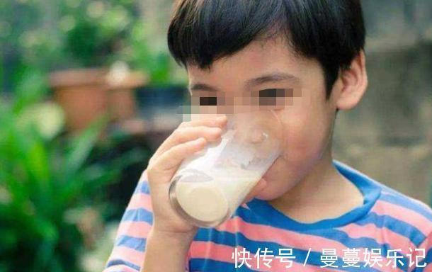 钙片|双胞胎弟弟长期吃钙片,哥哥天天喝牛奶,3年后兄弟俩身高差距大