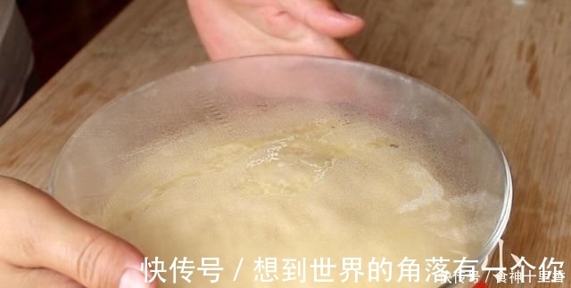 小董|面粉别再蒸馒头了，不加1滴水，不用烤箱，做出来的面包蓬松暄软
