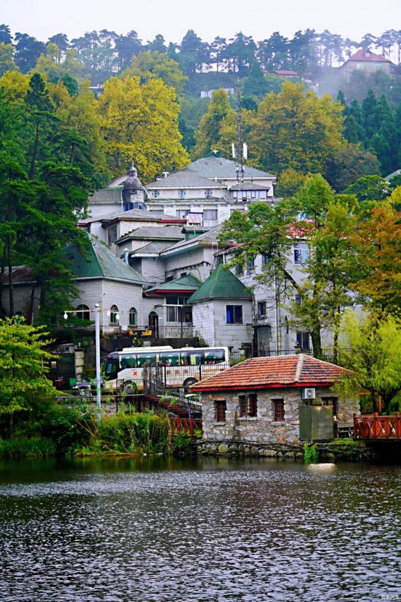 花开山寺，咏留诗人