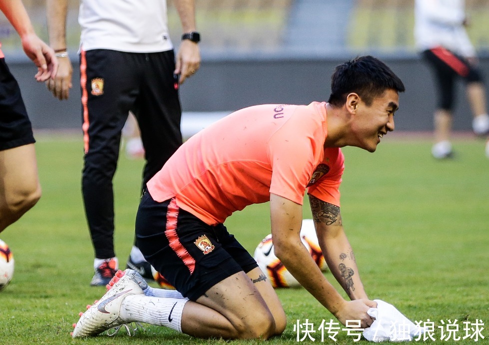 世预赛|郑智加入国足教练组,明显分身乏术,李霄鹏为何还要这样做