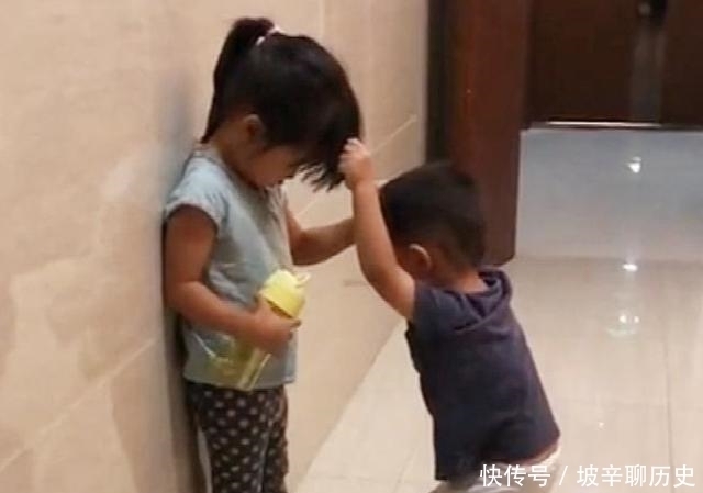父母们|姐弟俩一言不合就“动手”,宝妈询问原因,女儿:打弟弟要趁早