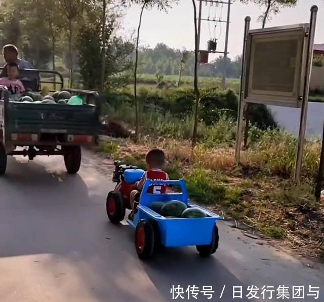驾驶玩具车|萌宝亲自驾驶“玩具车”帮姥爷载瓜,忙前忙后,网友:小伙技术不错呀