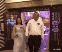 |搞笑GIF:小姐姐过个生日还被嘲讽单身,下次我陪你过吧!