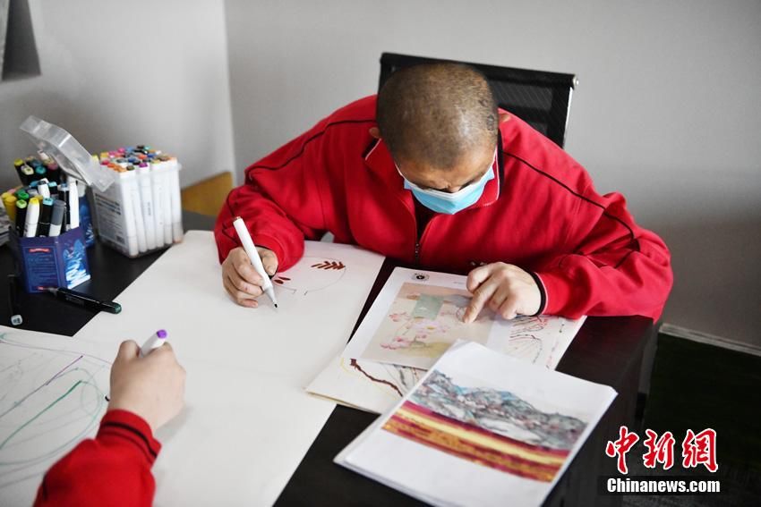 作画！长春：特殊的“画师”为残缺的人生增色
