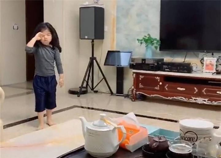 家长们|“宠姐”弟弟走红,勤勤恳恳伺候姐姐,网友调侃:全网最惨二胎