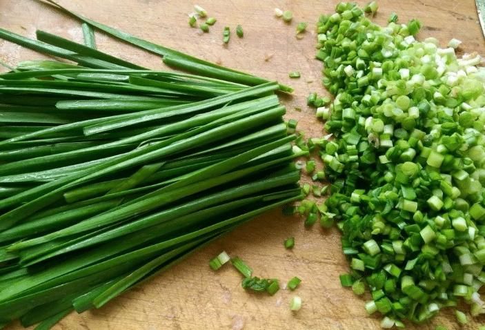 调韭菜馅，记住“先油后盐”，掌握3技巧，翠绿不出水，鲜香十足