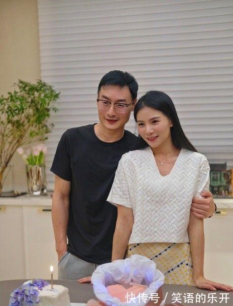 长发披肩|郎才女貌!奥运冠军夫妇庆生!31岁何姿展现好身材,秦凯献拥吻