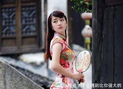 旗袍美人,天姿国色,嫩指纤纤,千姿百媚,楚楚动人!