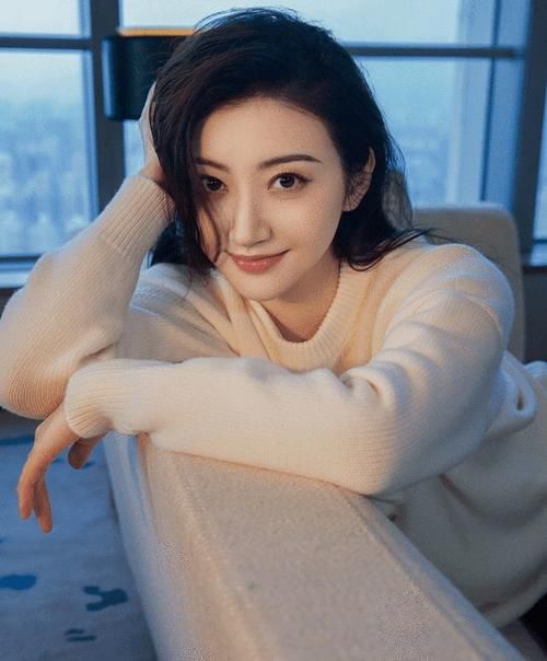 服装搭配|眼神真挺有味道的,毛衣搭配更有高级感,真有大家闺秀感