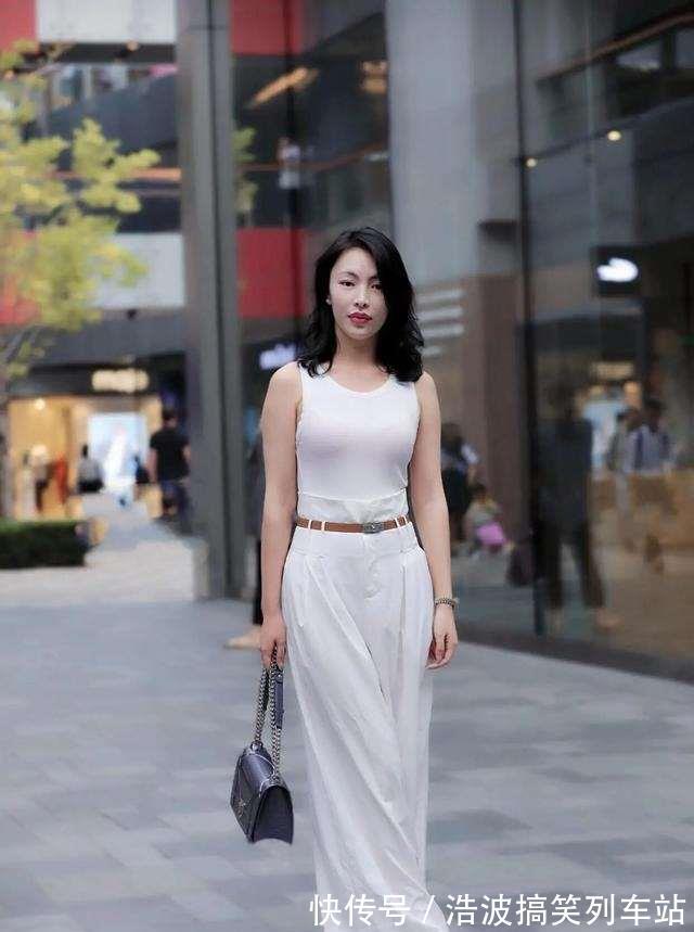 高跟鞋 美女脚上搭配一双尖头的高跟鞋,好似散发出无穷无尽的时尚魅力