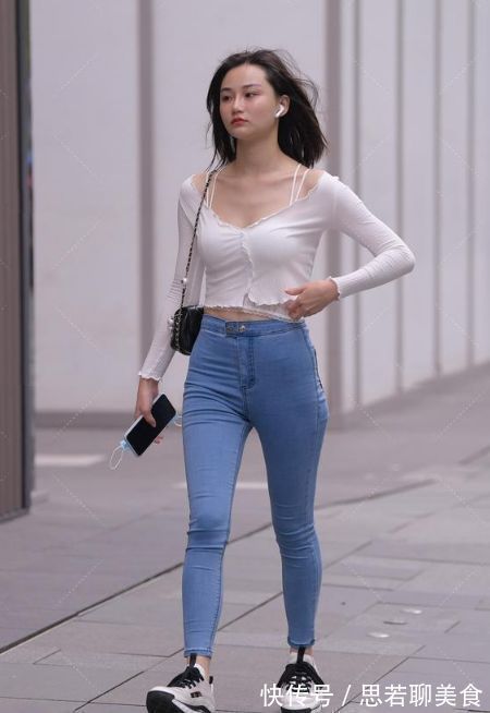 红发|街拍:黑色衬衫搭配豹纹短裙,红发妹子的特殊性感,这身材也绝了