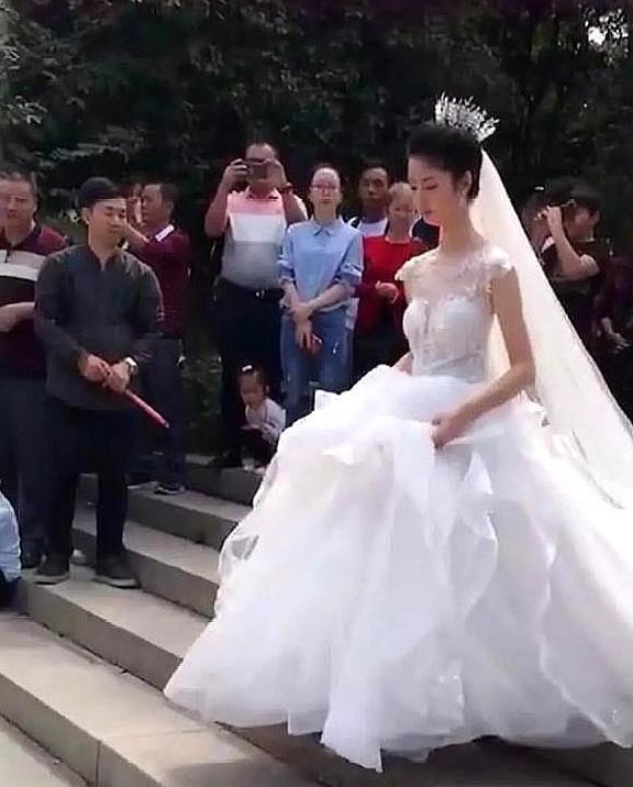 一举动|最美“长颈鹿新娘”爆红,一出场时,众人欢呼:新郎拯救了银河系