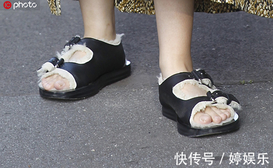 香奈儿 一不小心把澡堂专用拖鞋穿出街,却收到了无数羡慕的目光…