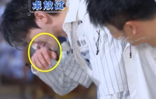蔡徐坤节目上用嘴叼袜子,谁注意他扭头后的小举动嫌不嫌弃太明显