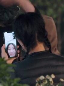 那英带女儿在伦敦买奢侈品,被指嗓门大态度凶,女儿家教严格乖巧