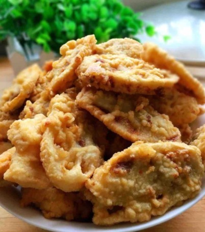 炸藕夹时，用面粉还是淀粉老师傅教你正确做法，藕夹酥脆不回软