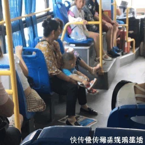 臭臭|1岁娃公交车上憋不住想拉臭臭,妈妈的做法赢得全车人点赞
