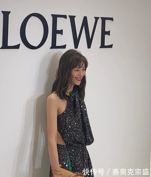 连衣裙|刘雯难得换新发型,配亮片裙不光不掉价,还更显高级,不愧是超模