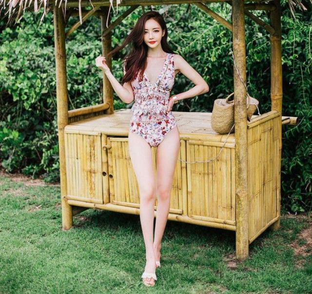 紧身裙|比基尼泳衣美女,展现出小蛮腰,迷人的气质魅力十足