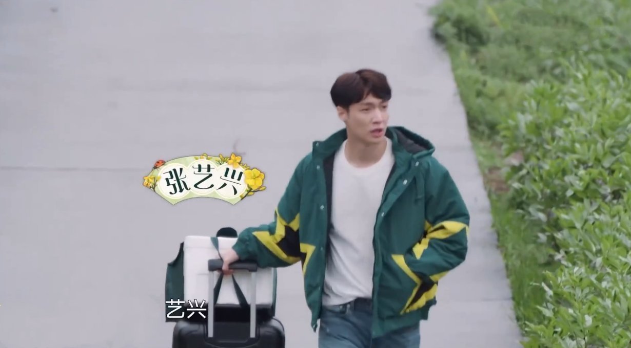 張藝興買食材時瘋狂試吃,何炅說他是個狠角色,黃磊以粥代茶招待