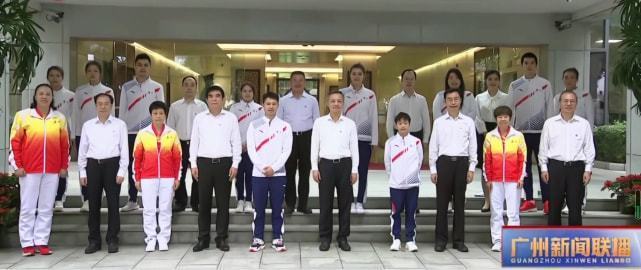 市长|排面！全红婵受广州BOOS接见，红姐手足无措，看书缓解紧张
