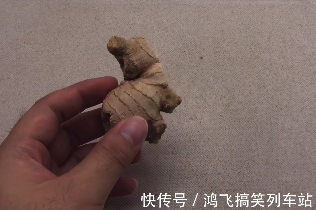 把牙膏挤在生姜上,作用真是太厉害了,解决很多男人女人的大烦恼