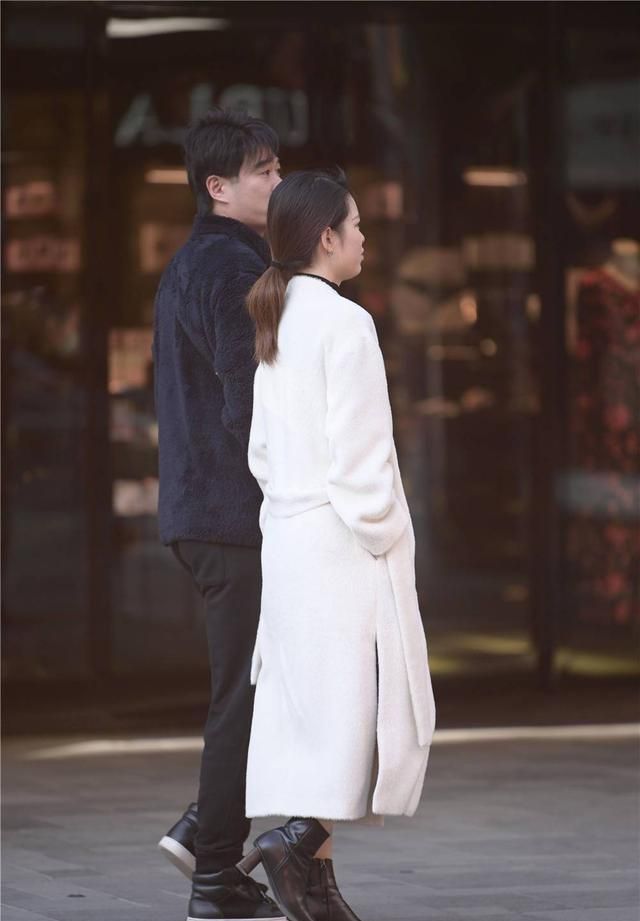 搭配|街拍:冬季的大衣别总是挑选黑色,尝试浅色搭配,会有不一样的感觉