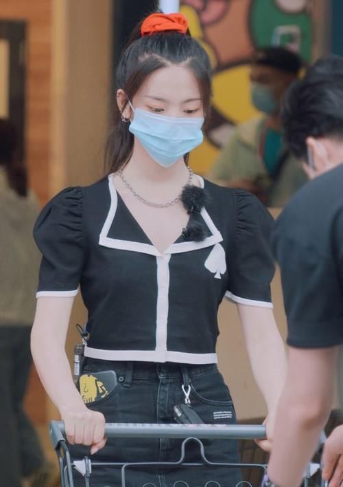 裙摆|难怪会被老板一眼相中,泡泡袖上衣配短裙,美成漫画女主