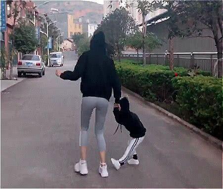 a34|妈妈带女儿跳舞走红,网友:这妈身材真好,这爸真有福气