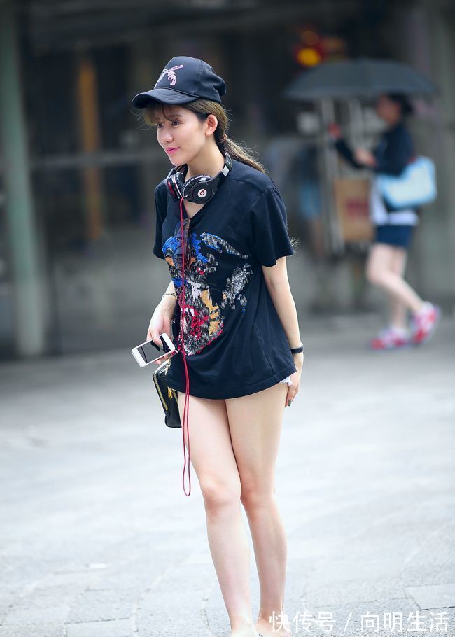 唯美|街拍:美女大T恤搭配短裤,身材娇小可人,唯美大气