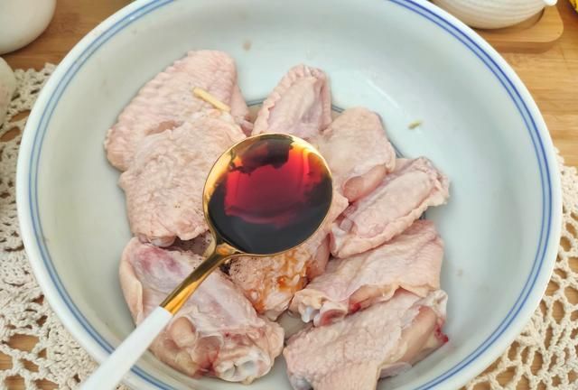 鸡翅不油炸,外酥里嫩,咸香入味,金灿灿的一看就有食欲
