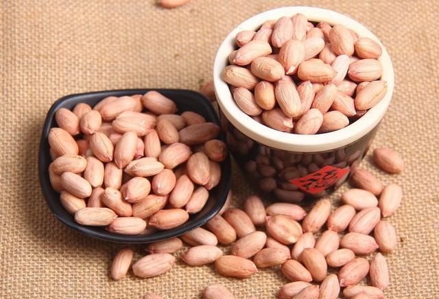 胃痛|山东一男子坚持吃“花生米”养胃,2个月后,身体有了什么变化?