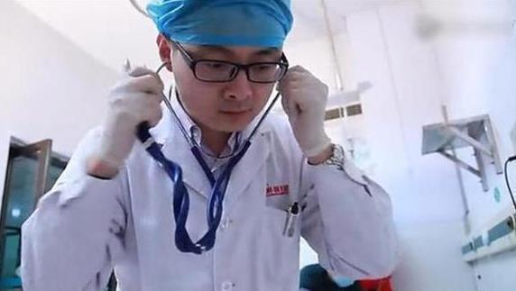 医院|8岁儿子在公交车上放屁,乘客让宝妈抓紧去医院,医生多亏来了