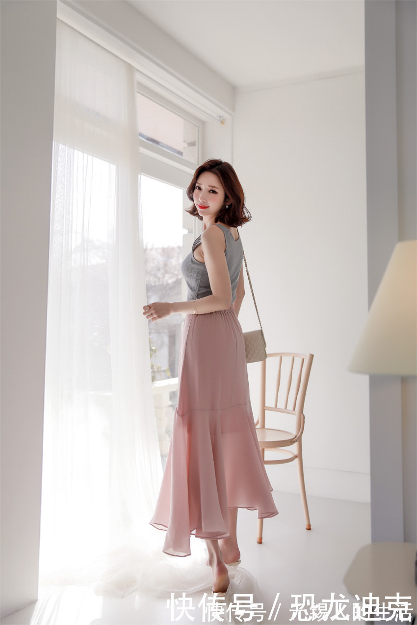 美女 穿过膝长裙的美女模特,端庄优雅的气质很迷人