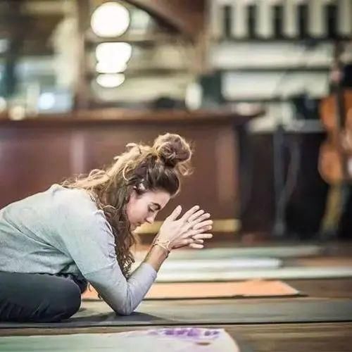 鳄鱼式|瑜伽放松术的3种练习,看看你真的休息对了吗?