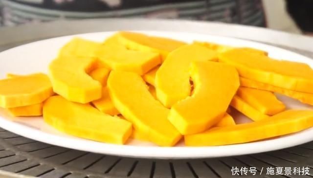 南瓜新做法,不蒸不煮不烙饼,香甜Q弹,孩子一口一个,直说好吃