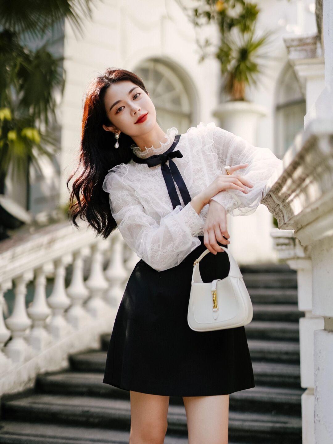 穿搭|秋季会穿“衬衫”更优雅,搭配皮裙干练飒爽,简约知性又显气质