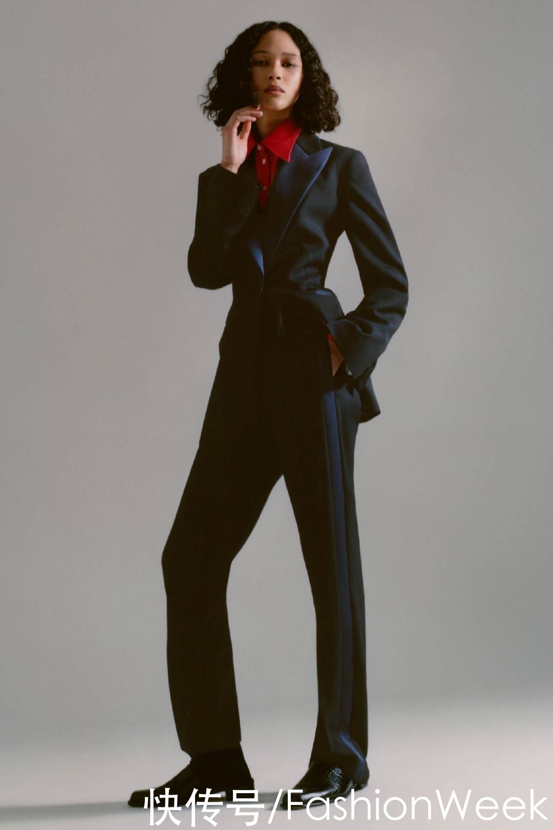 职业装只能黑白配？这些轻熟风搭配，让你闪耀职场穿搭潮流