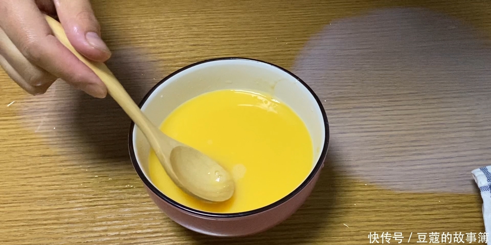 蜂窝|蒸鸡蛋羹切记直接上锅蒸,大厨教你一招,口感嫩得像豆腐,无蜂窝