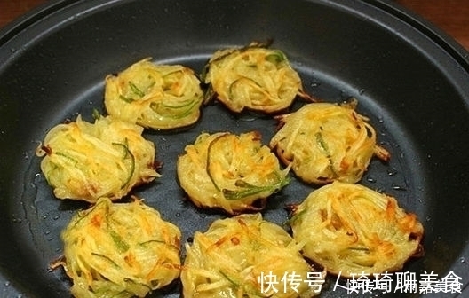 家人|香辣补钙的早餐饼，营养好吃，家人隔三差五就喊馋，一盘瞬间吃光