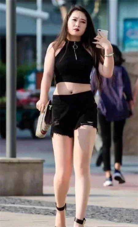 街拍:长相清秀的小美女,肌肤如玉,尊贵优雅显大气