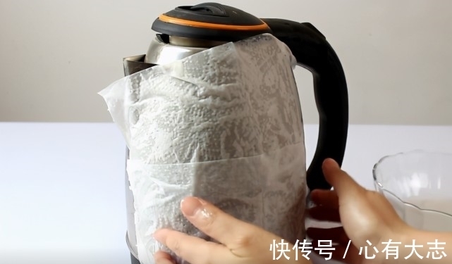 在电热水壶上敷一层纸巾,没想到这么厉害,解决了家家户户的烦恼
