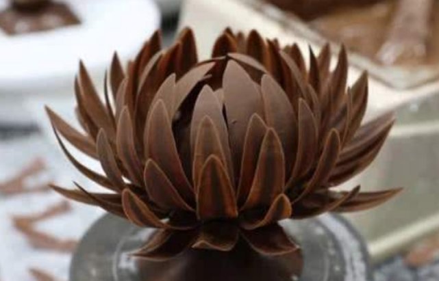 瞬间|顶级大厨制作“巧克力花”,浇下奶茶的瞬间,才是震撼的开始