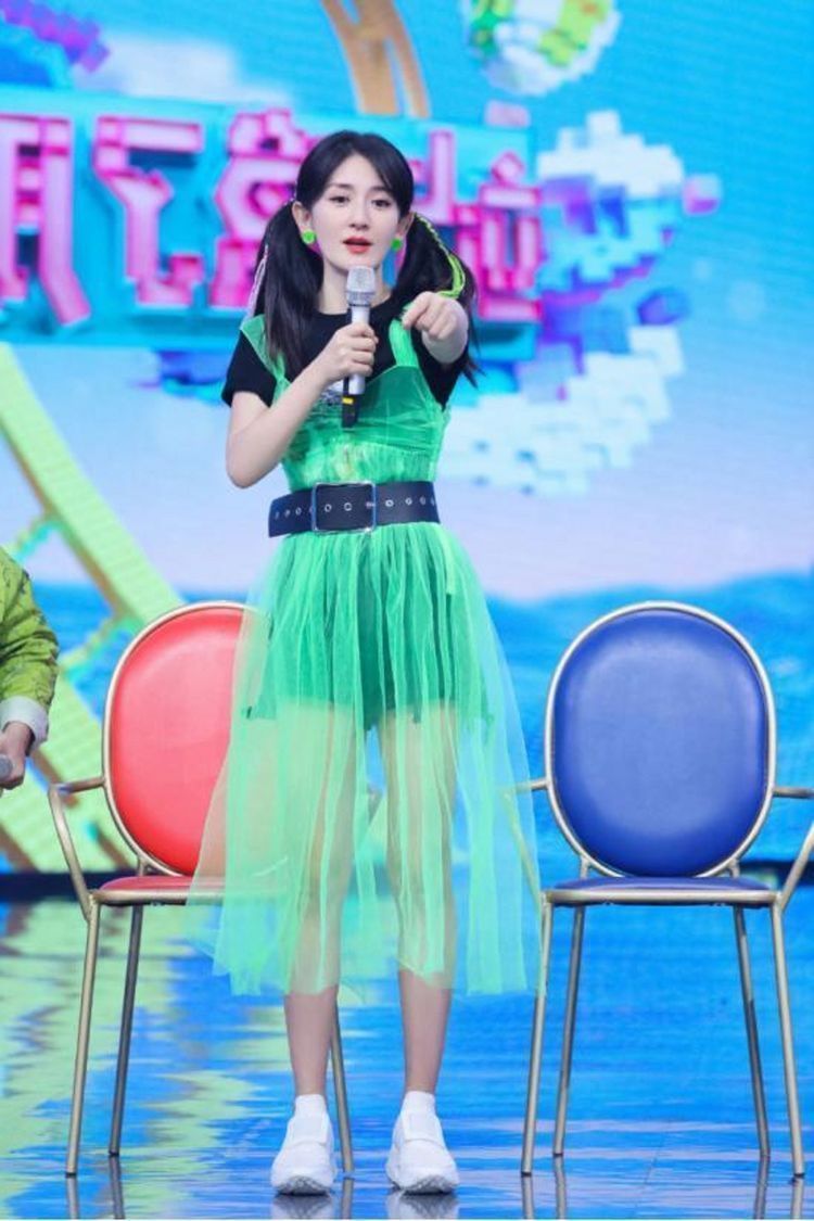 连衣裙|街拍：辣妈身穿修身连衣裙，释放个人魅力，呈现小女人的韵味