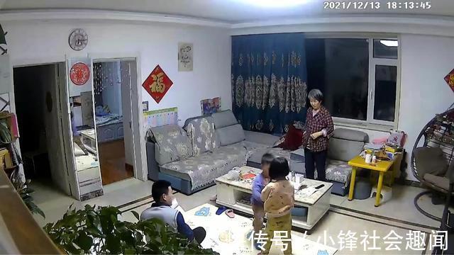 父母|姐弟一言不合动手打架,爸爸说出不拉架原因,网友:说得好有道理