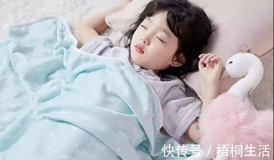 夫妻俩|孩子身高发育“停滞”,奶奶照顾后“疯长”,这件事没必要逼孩子