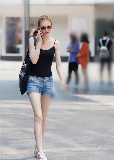 街拍:美女穿着白色连衣短裙,气质高雅成熟,魅力简直爆表了